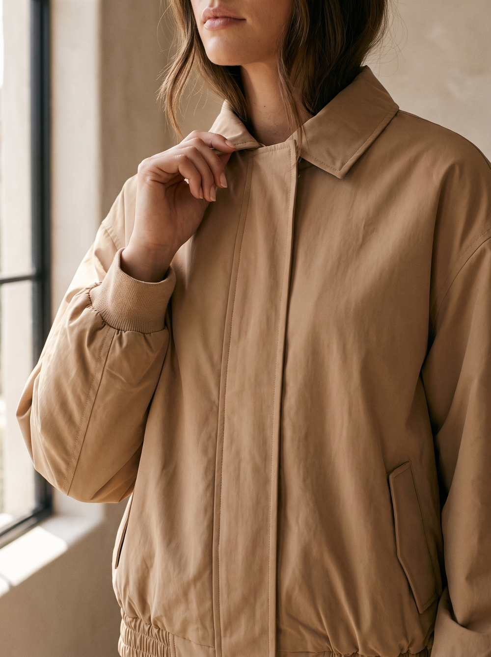 Nina Bomber Camel detailfoto gedragen