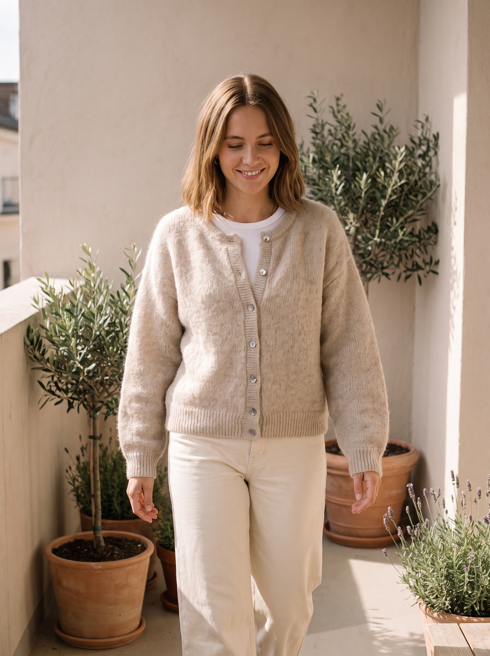 Maud Vest Taupe gedragen door model
