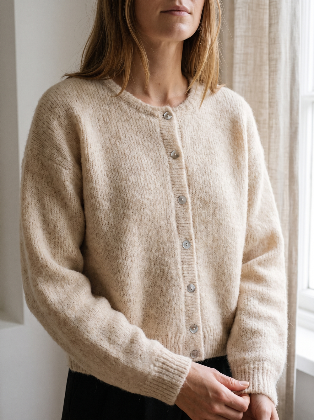 Maud Vest Taupe detailfoto gedragen