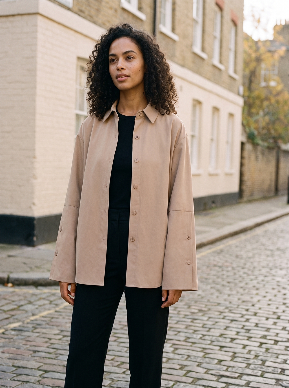 Bente Overshirt Beige gedragen door model