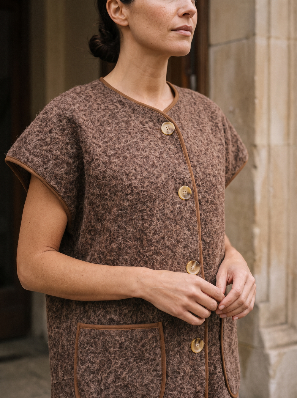 Tess Gilet Bruin detailfoto gedragen
