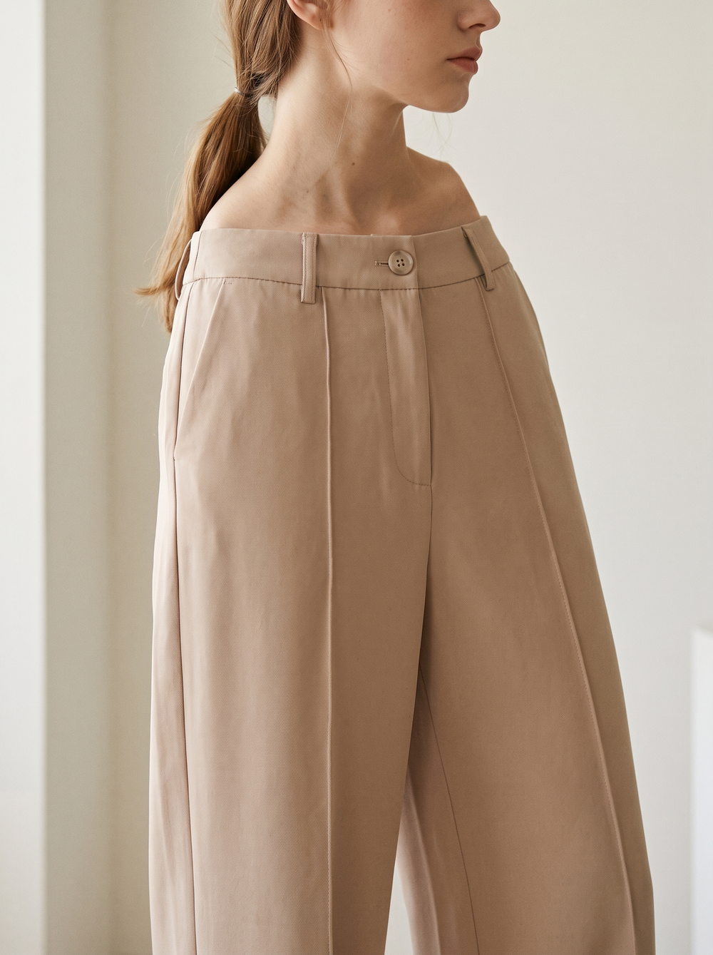 Iris Pantalon Beige detailfoto gedragen