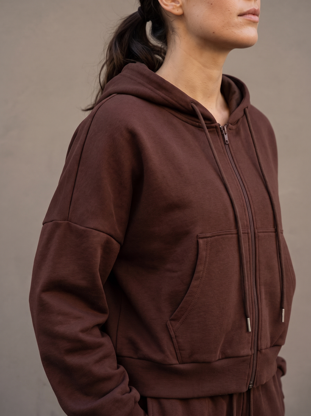 Pien Hoodie Bruin detailfoto gedragen