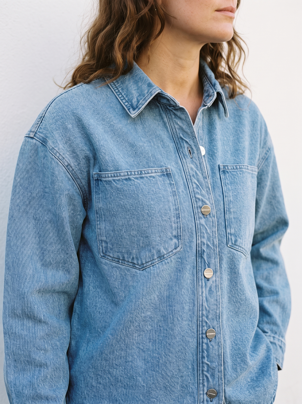 Jill Spijkerjas Blauw detailfoto gedragen