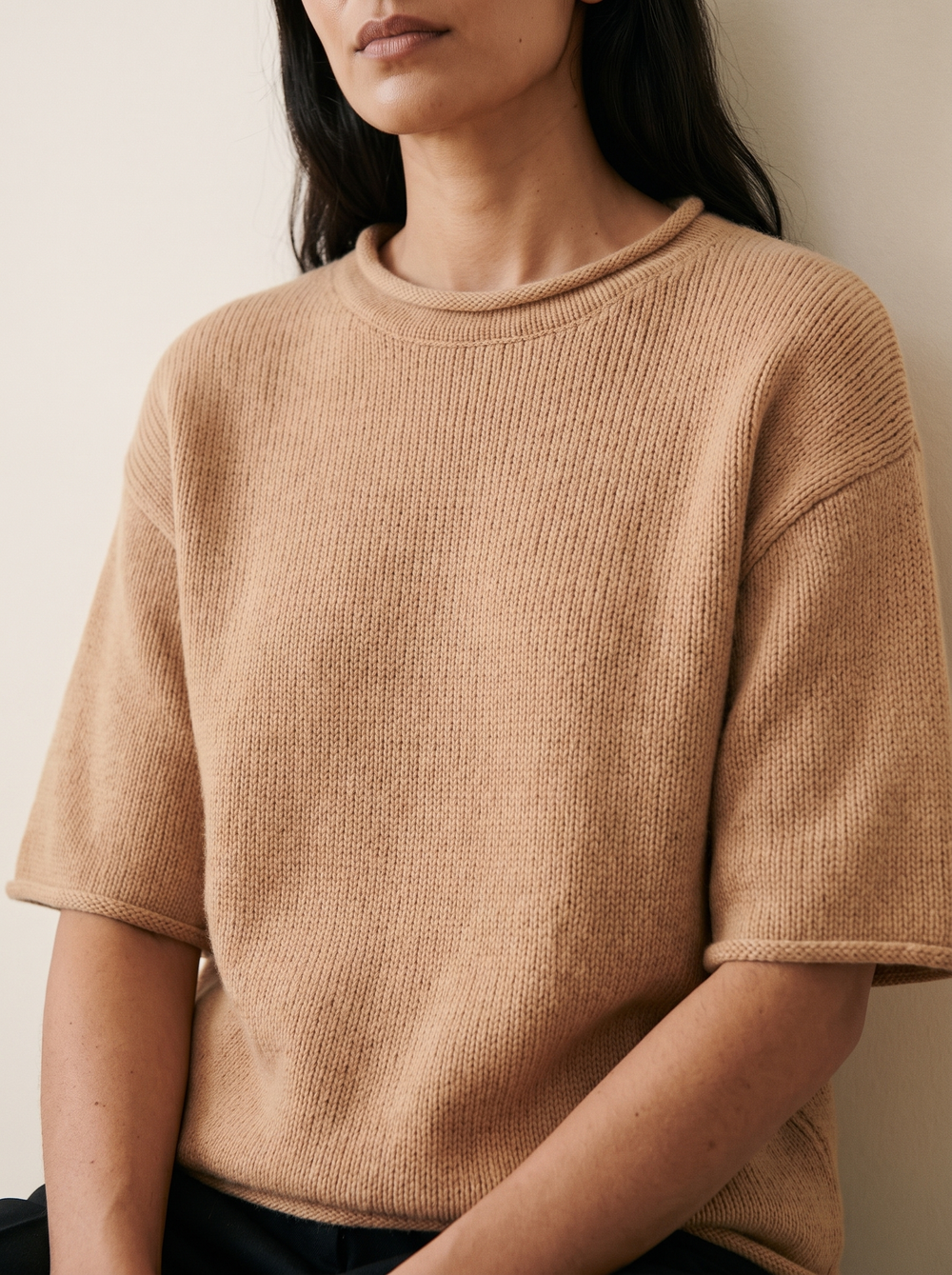 Noa Alpaca Trui Camel detailfoto gedragen