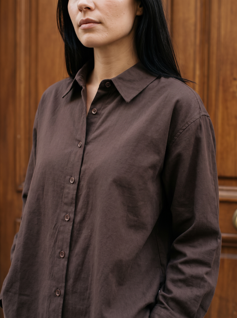 Hanna Blouse Bruin detailfoto gedragen