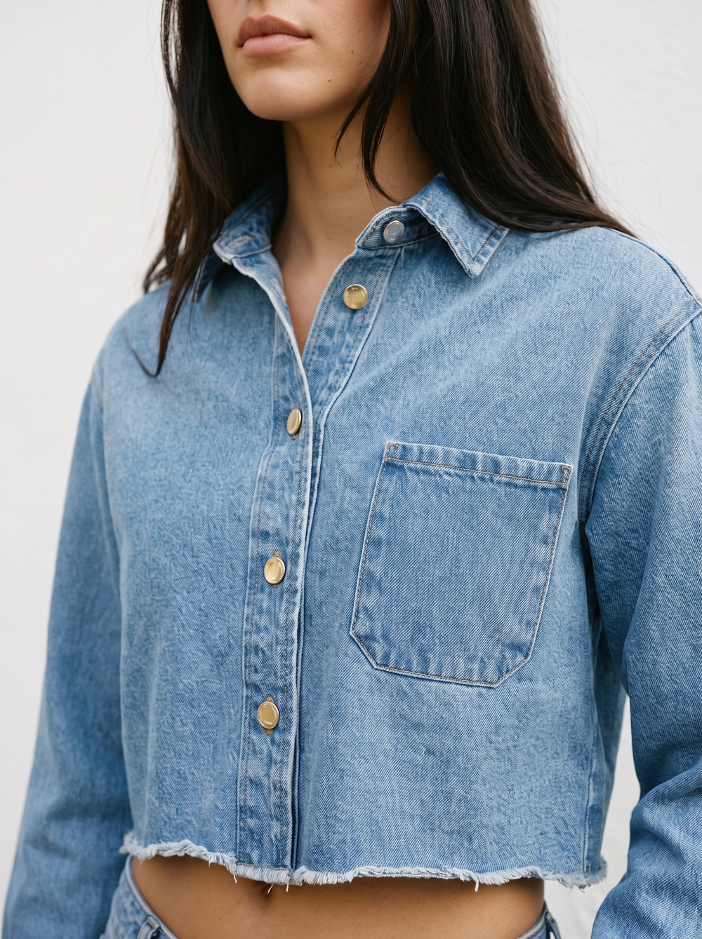 Kiki Spijkerjas Cropped Blauw detailfoto gedragen