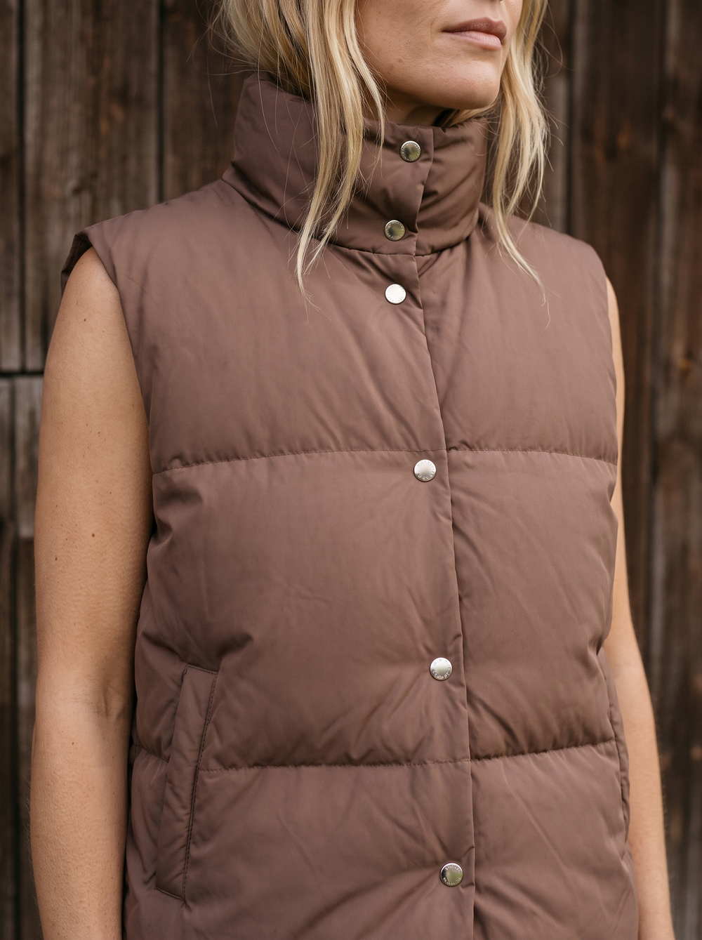 Eva Bodywarmer Bruin detailfoto gedragen