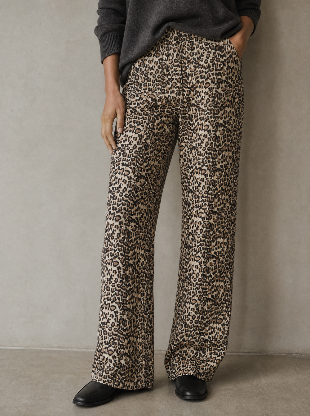 Suze Broek Leopard detailfoto gedragen
