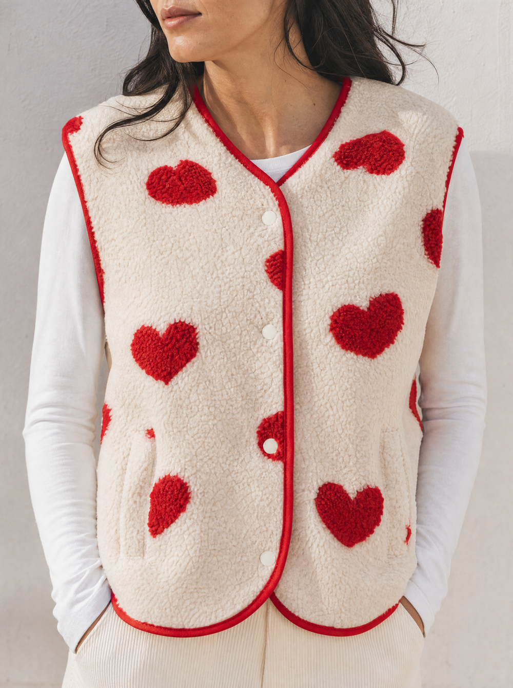Puck Gilet Wit Hart detailfoto gedragen