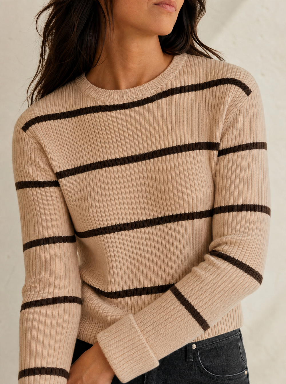 Saar Ribtrui Beige detailfoto gedragen