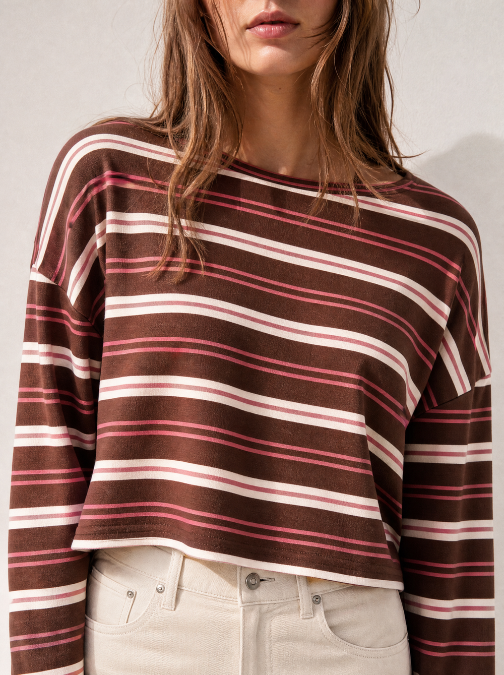 Britt Sweater Bruin detailfoto gedragen