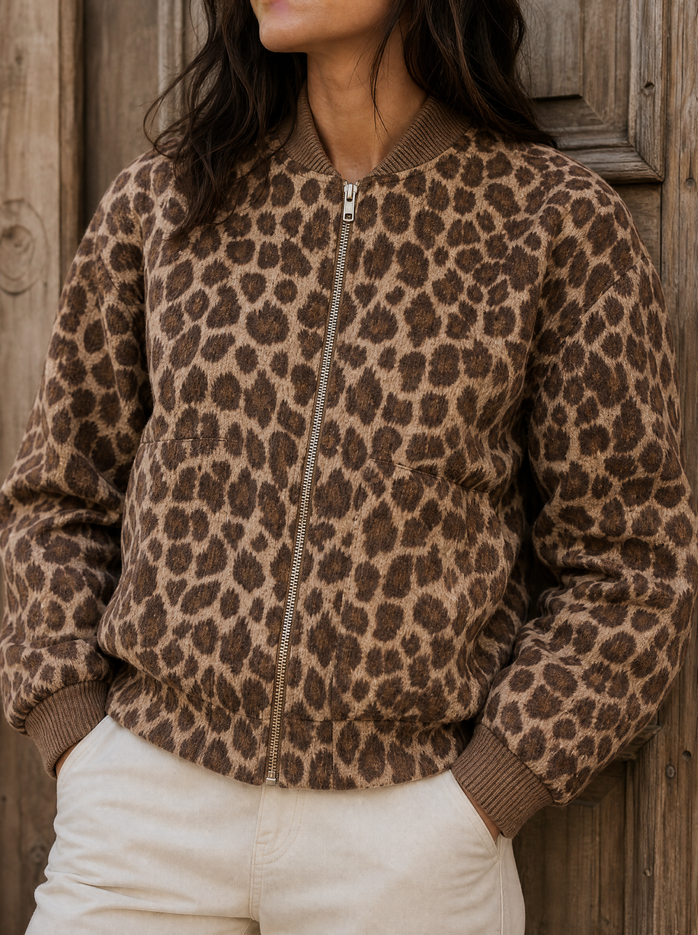Loes Bomber Leopard Bruin detailfoto gedragen