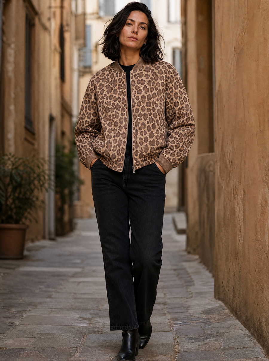 Loes Bomber Leopard Bruin gedragen door model