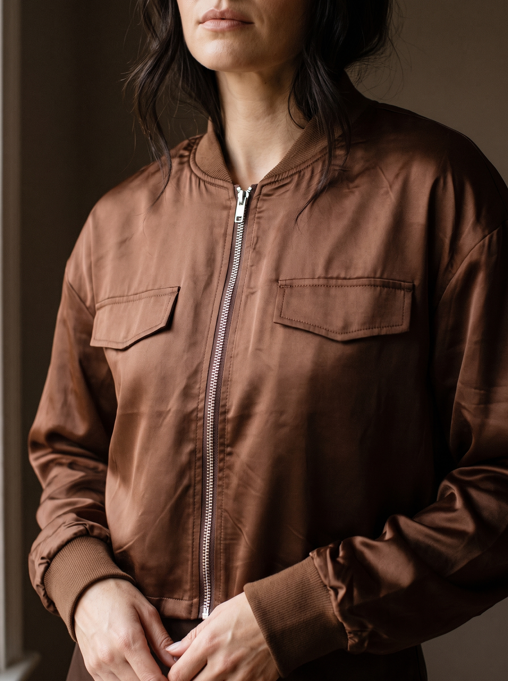 Jaimy Satijnen Bomber Bruin detailfoto gedragen