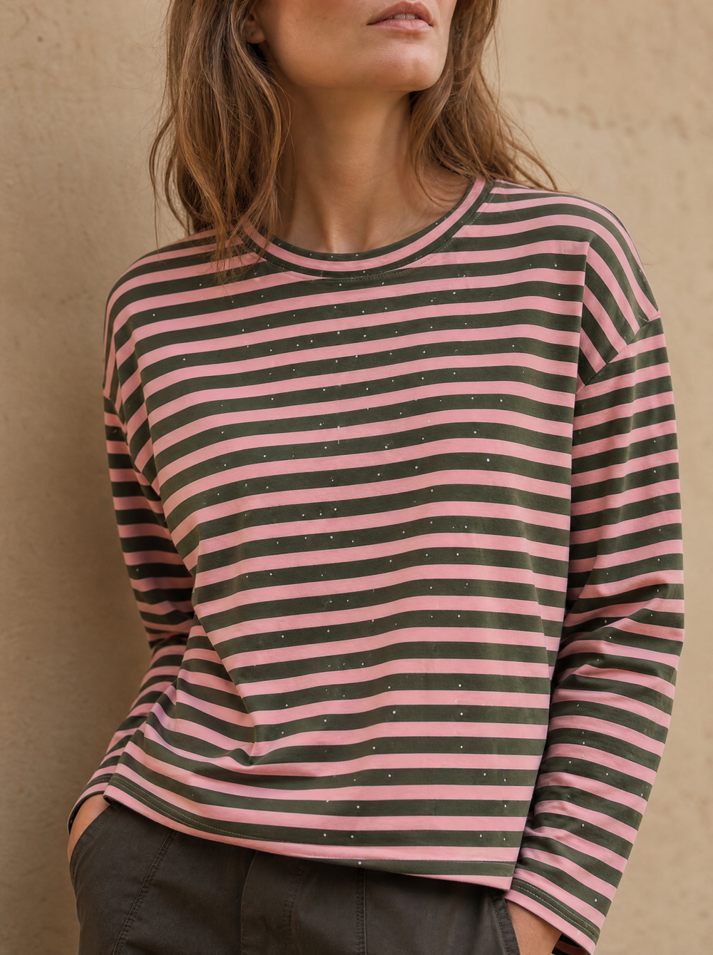 Jess Longsleeve Bruin detailfoto gedragen