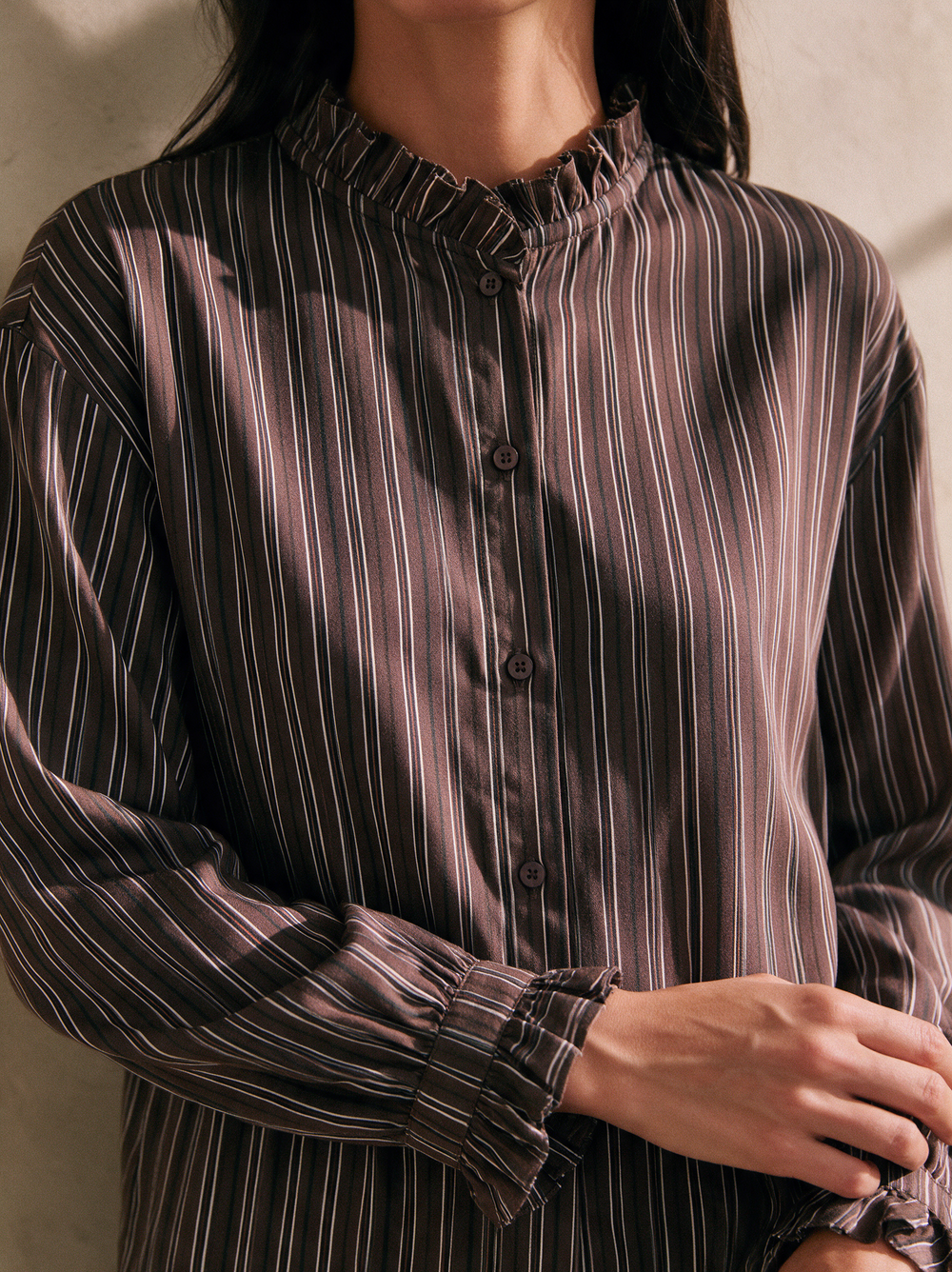 Noor Blouse Donkerbruin detailfoto gedragen
