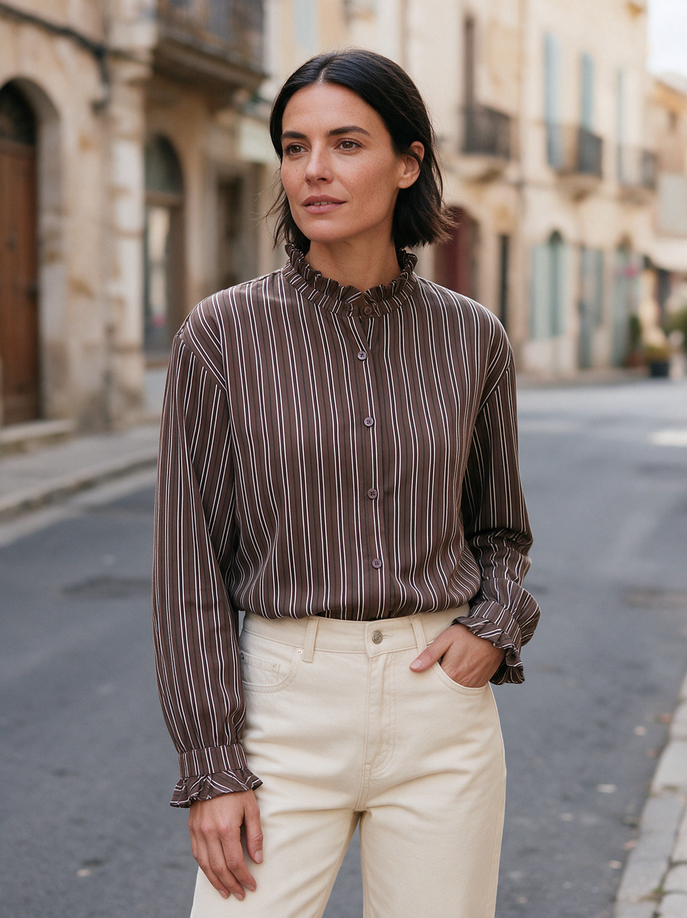 Noor Blouse Donkerbruin gedragen door model
