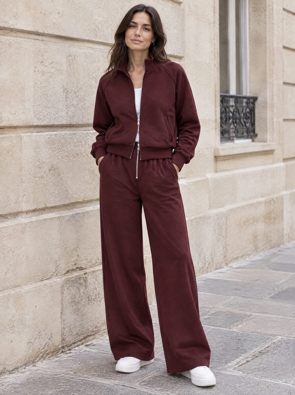 Elin Zip Sweater Bordeaux gedragen door model